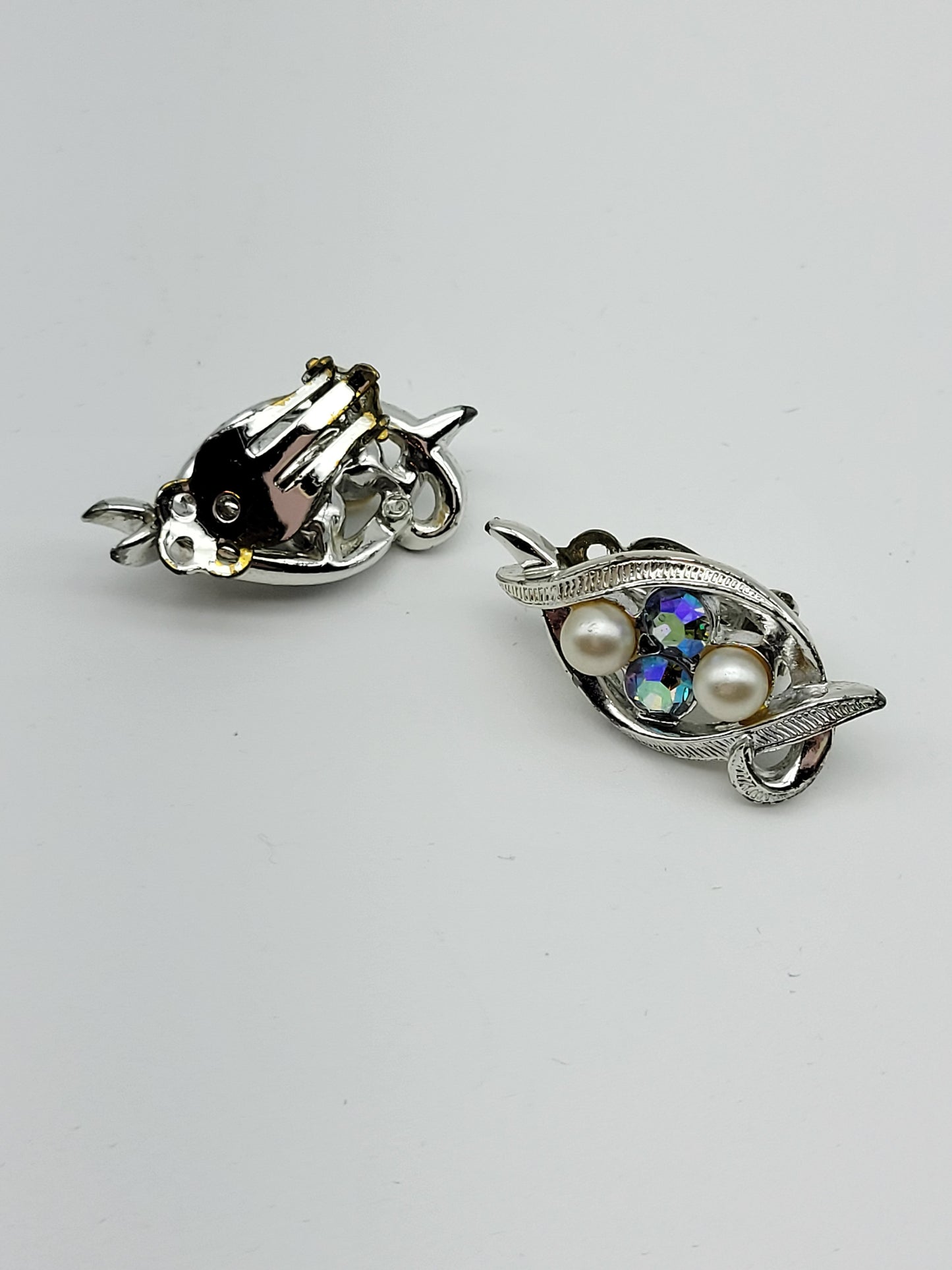 1 Vintage Clip-On Earring