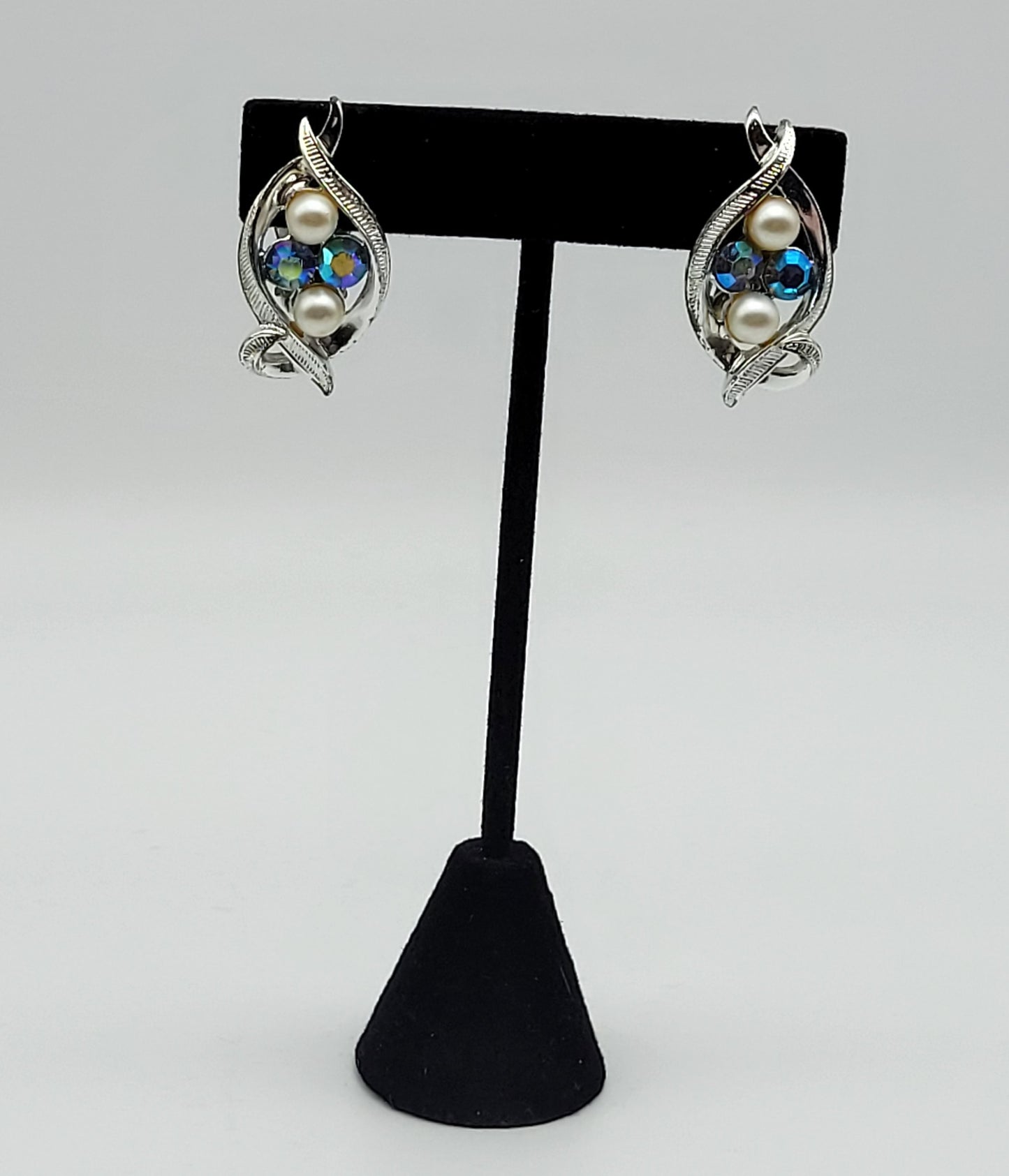 1 Vintage Clip-On Earring