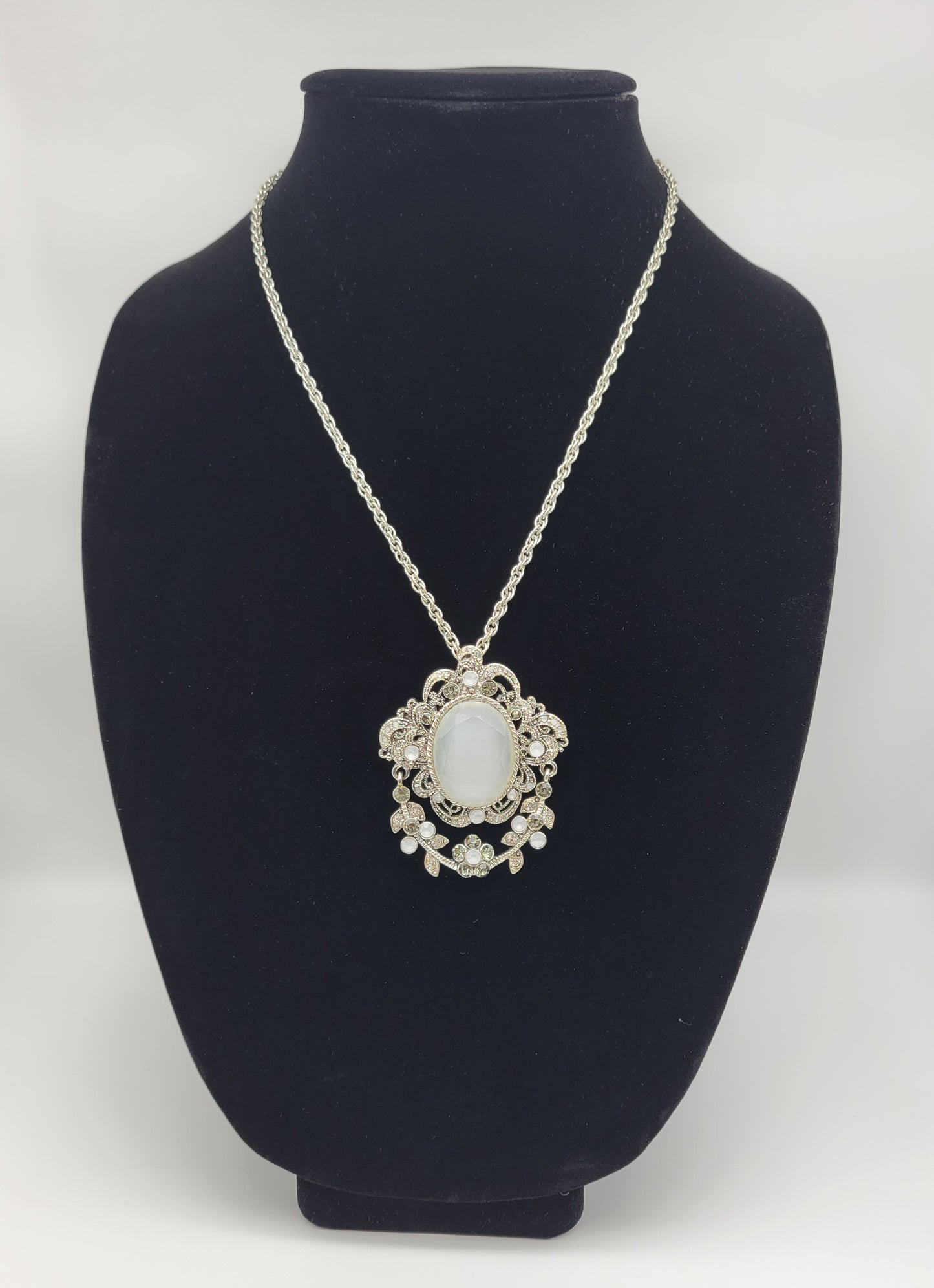 Gorgeous Vintage Avon Victorian Style Necklace