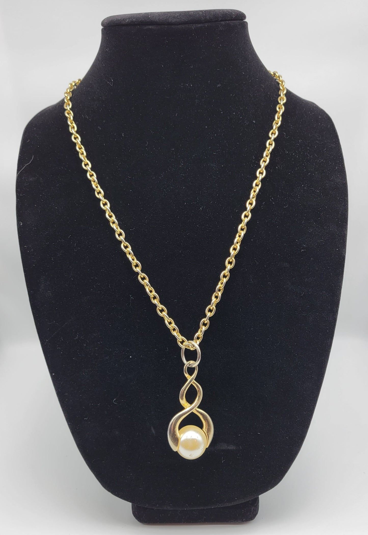 "Infinity Pearl" Necklace