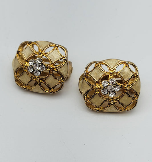 4 Vintage Clip-On Earring